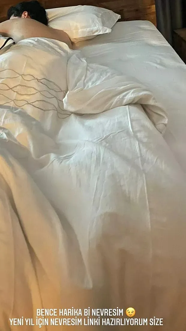 Aygün Aydın Hakan Sabancı'nın Yataktan Fotoğrafını Paylaştı