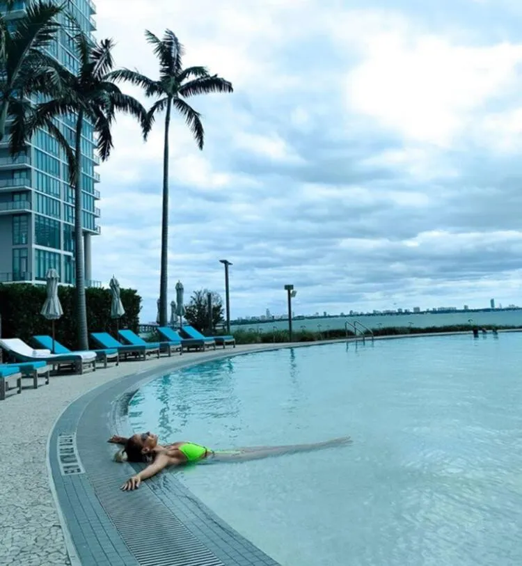 Didem Soydan Miami'den Paylaştığı Havuz Pozlarıyla Düşman Çatlattı