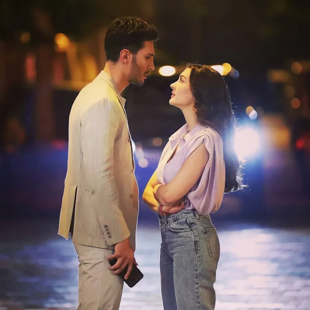 Burcu Özberk İddialı Elbisesi ile Hayranlarını Büyüledi