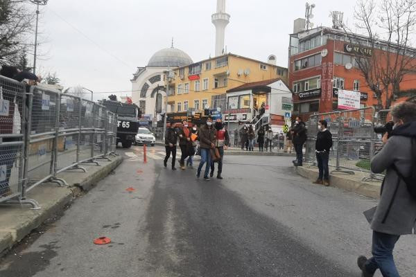 Boğaziçili Öğrencilere Aşağı Bak Diyen Polise Sosyal Medya Tepkisi: #AşağıBakmayacağız
