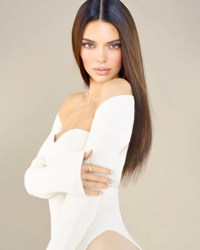 Kendall Jenner İç Çamaşırları ile Ablasının Reklamını Yaptı