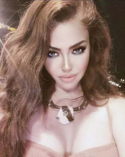 Şarkıcı Lara Uçuk Bir Fyata Neresini Sigortalatacak