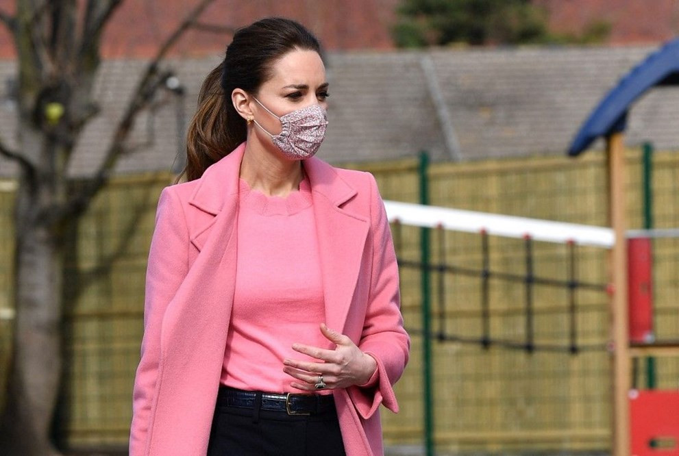 Cambridge Düşesi Kate Middleton Şeker Pembe Kabanı İle Mesaj Mı Veriyor
