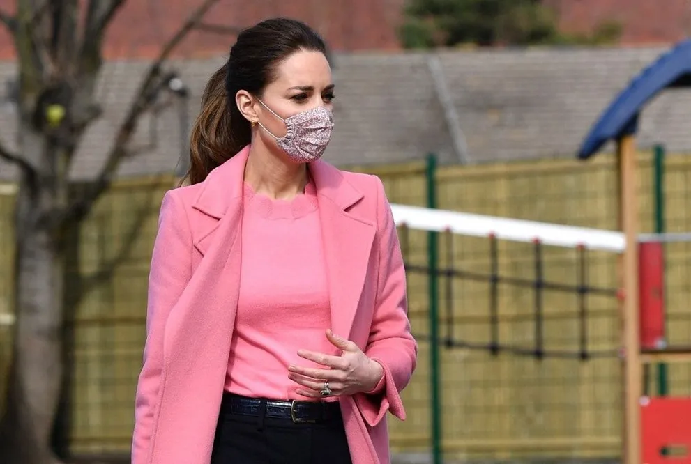 Cambridge Düşesi Kate Middleton Şeker Pembe Kabanı İle Mesaj Mı Veriyor