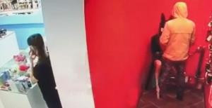 Sex Shop'da Şişme Bebekle İlişkiye Girmeye Çalıştı Dayak Yedi