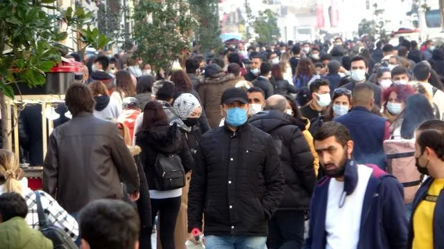 Kontrollü Cumartesi Kalabalığı: Tedbirler Unutuldu! Tam Kapanma mı Olacak?