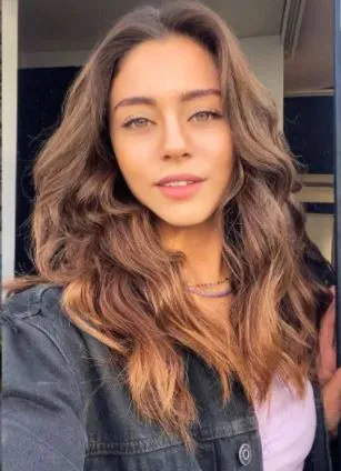 Emanet Dizisinin Seher'i Pozlarıyla Takipçilerini Mest Etti