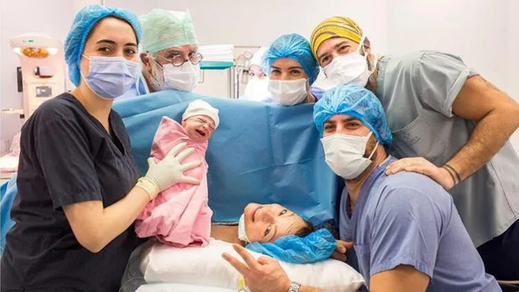 Sadakatsiz'in Derya'sı Özge Özder Kızının Doğum Fotoğraflarını Paylaştı