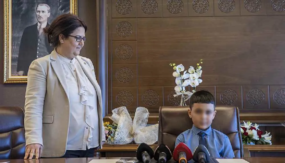 Çocuğa Şeker Vermeyen Aile Bakanı Derya Yanık'a Tepkiler Dinmiyor!