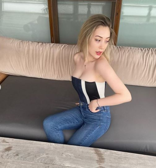 Yasmin Erbil'in Dekolteli Pozu Takipçilerini Büyüledi