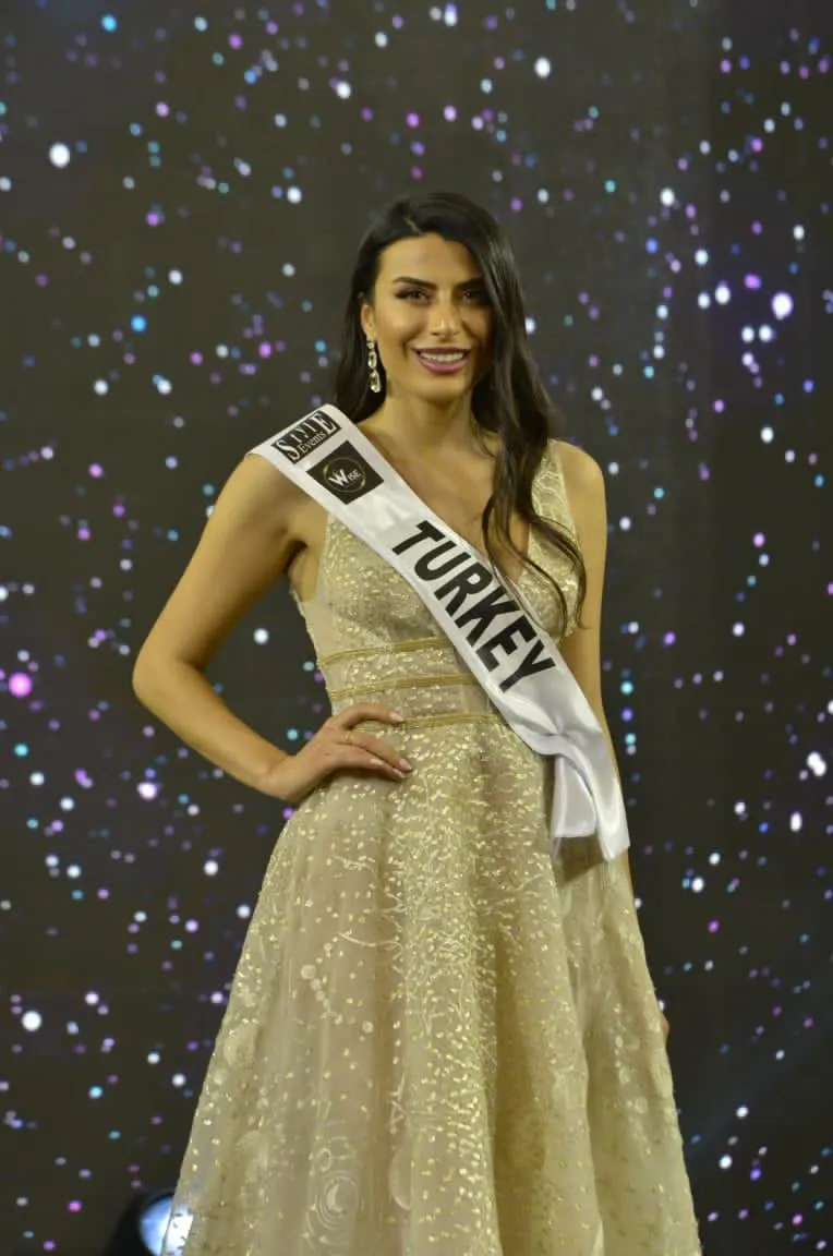 Türk Güzeli Duygu Çakmak Miss Europe 2021'de Taç Taktı