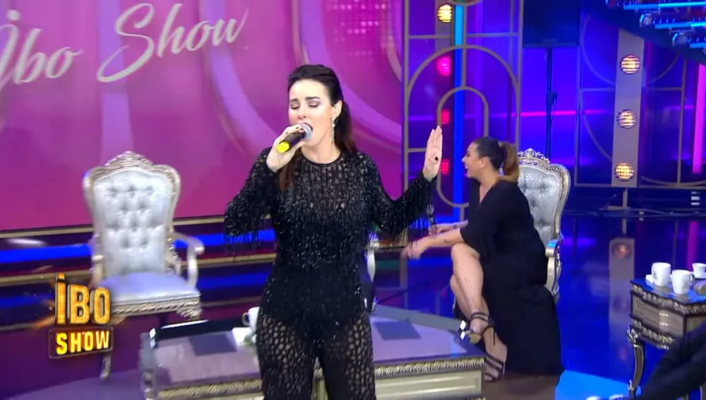 Defne Samyeli'nin İbo Show'daki Kıyafeti ve Sesi Dalga Konusu Oldu