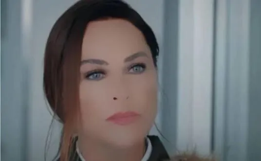 Abartılı Filtreyle Yüzünü Kaybeden Hülya Avşar Masumiyet Setini karıştırdı