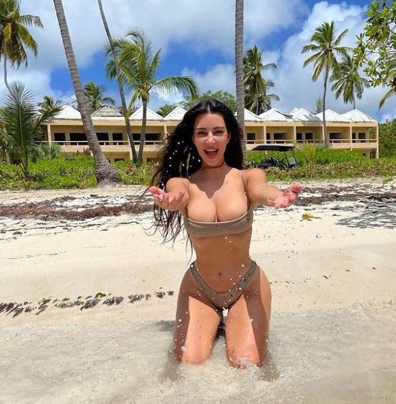 Kim Kardashian Milyoner Oluşunu Bikinili Pozlarla Kutladı!