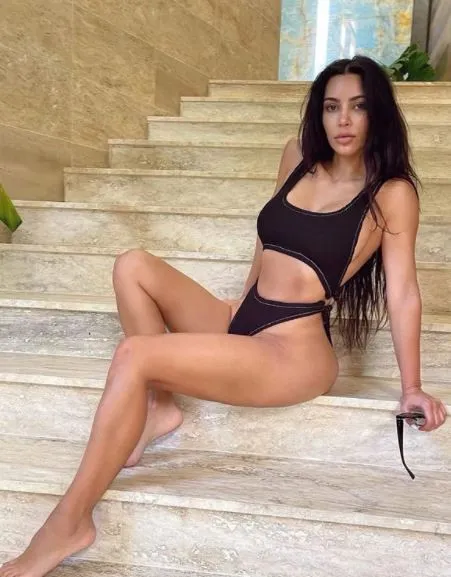 Kim Kardashian Milyoner Oluşunu Bikinili Pozlarla Kutladı!