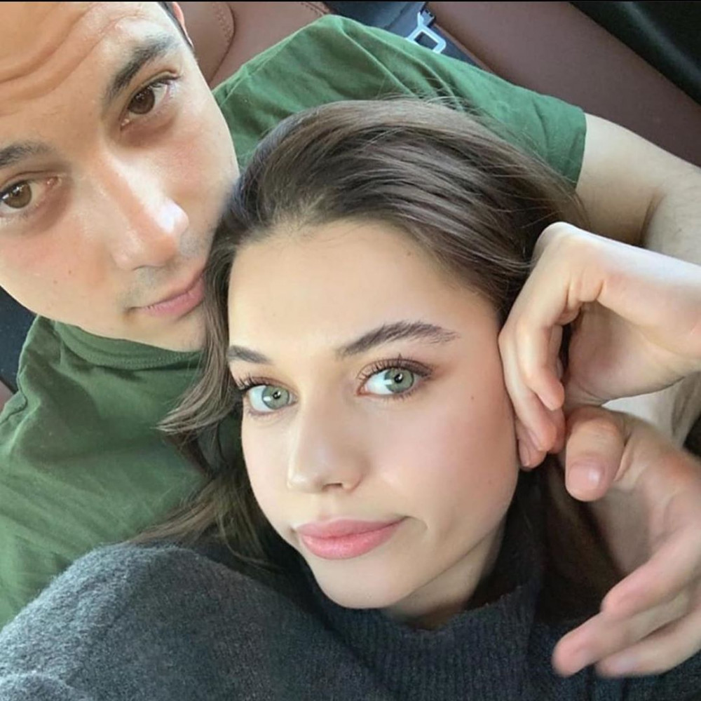 Afra Saraçoğlu ve Mert Yazıcıoğlu Çifti Uskumruköy'de Yeni Bir Eve Taşındı