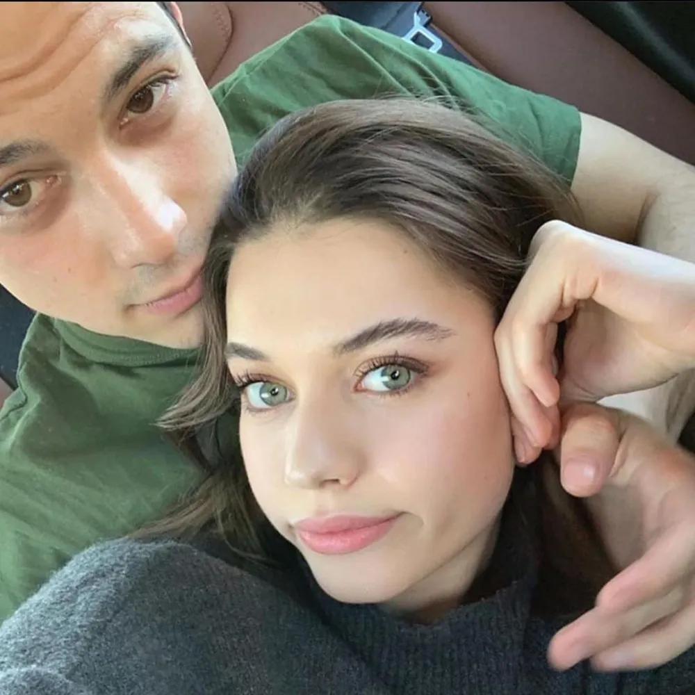 Afra Saraçoğlu ve Mert Yazıcıoğlu Çifti Uskumruköy'de Yeni Bir Eve Taşındı