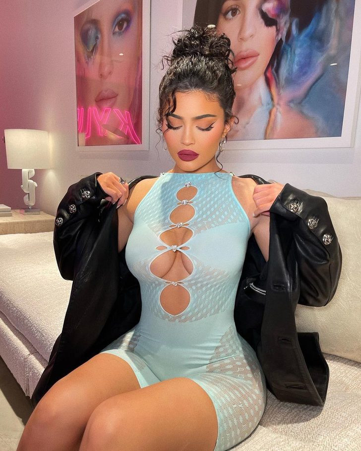 Kylie Jenner Daracık Bikinisiyle Yeni Sezona İddialı Bir Giriş Yaptı