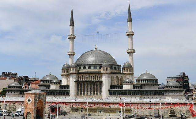 Taksim Camii Açılışında Lebaleb Görüntüler Gündem Oldu