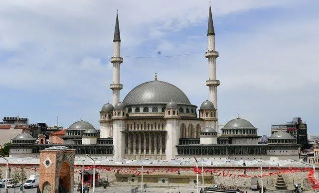 Taksim Camii Açılışında Lebaleb Görüntüler Gündem Oldu