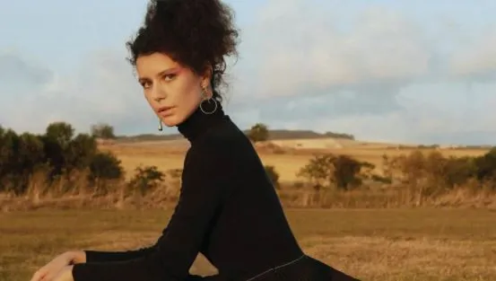 Beren Saat'ten Dikkat Çeken Doğum Günü Mesajı: Çıplak Uyuyalım mı?