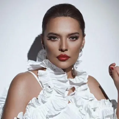 Demet Akalın Suratının Yandığı Fotoğrafla 20'li Yaş Akımına Katıldı