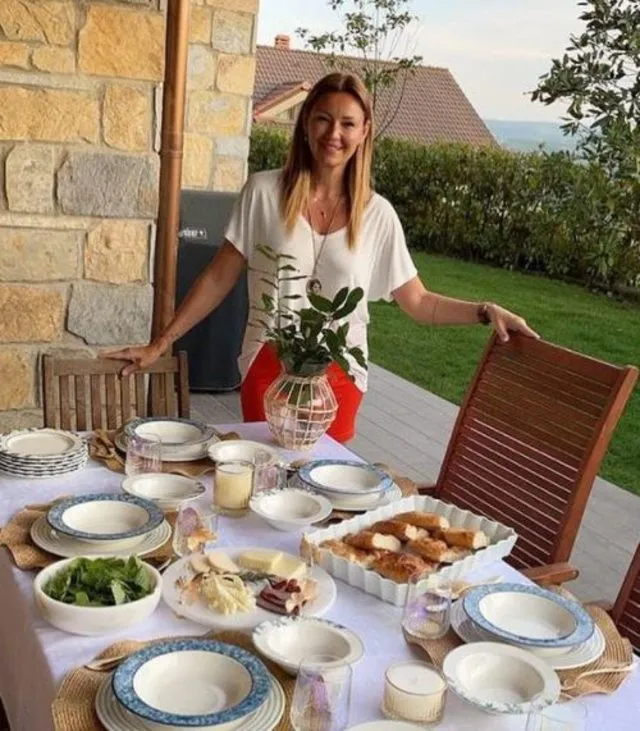 Yemek Masası Paylaştığı İçin Linç Edilen Pınar Altuğ Takipçisiyle Atıştı