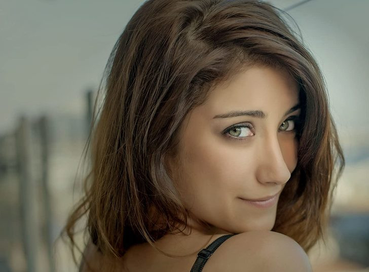 Hazal Kaya'nın Netflix Dizisinden Pera Palas'tan Yeni Görüntü! Esra ile Tanışın