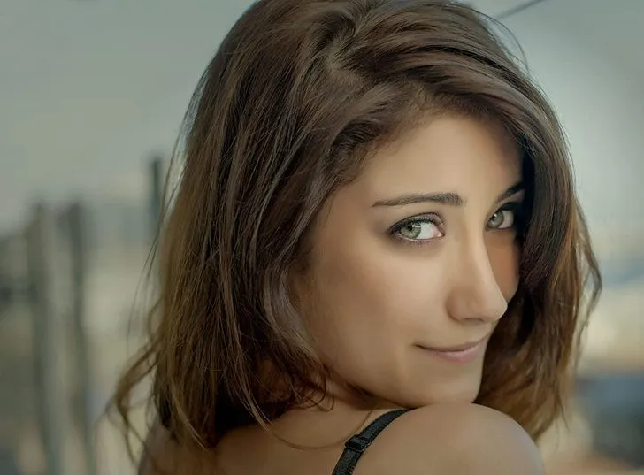 Hazal Kaya'nın Netflix Dizisinden Pera Palas'tan Yeni Görüntü! Esra ile Tanışın