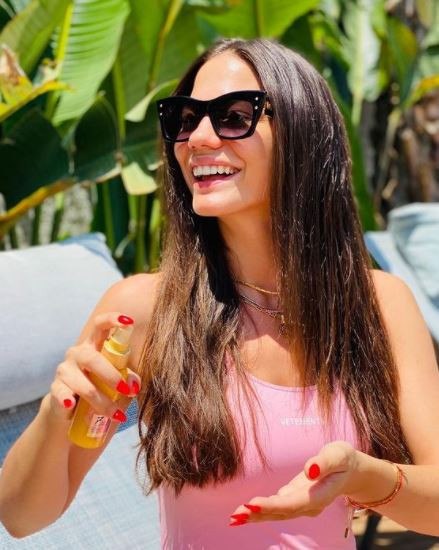 Demet Özdemir'den Yağmur Altında Havuz Keyfi