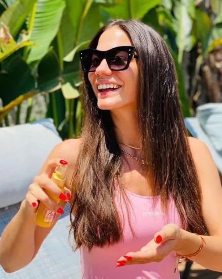 Demet Özdemir'den Yağmur Altında Havuz Keyfi