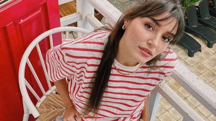 Hande Erçel Yeni Pozlarıyla Hayranlarını Mest Etti