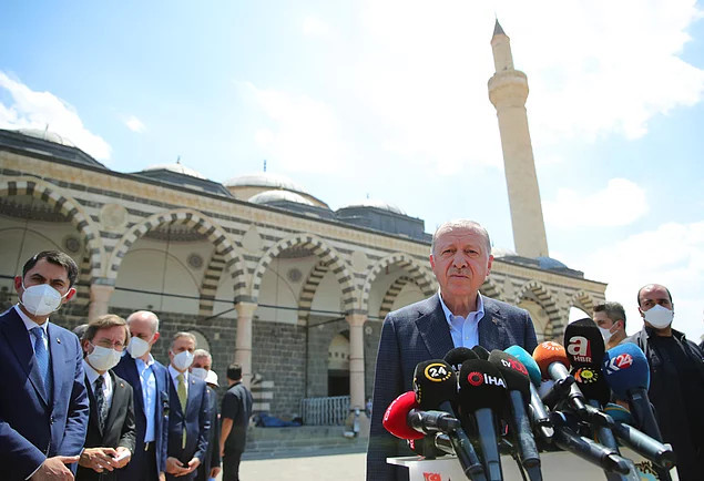 Bilim İnsanı Özlem Türeci'yi, Uğur Bey'in Eşi Olarak Niteleyen Erdoğan'a Tepki Yağdı