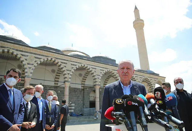 Bilim İnsanı Özlem Türeci'yi, Uğur Bey'in Eşi Olarak Niteleyen Erdoğan'a Tepki Yağdı