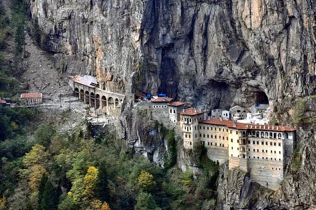 Sümela'daki Restorasyon Atıkları Dere Kenarına Dökülmüş