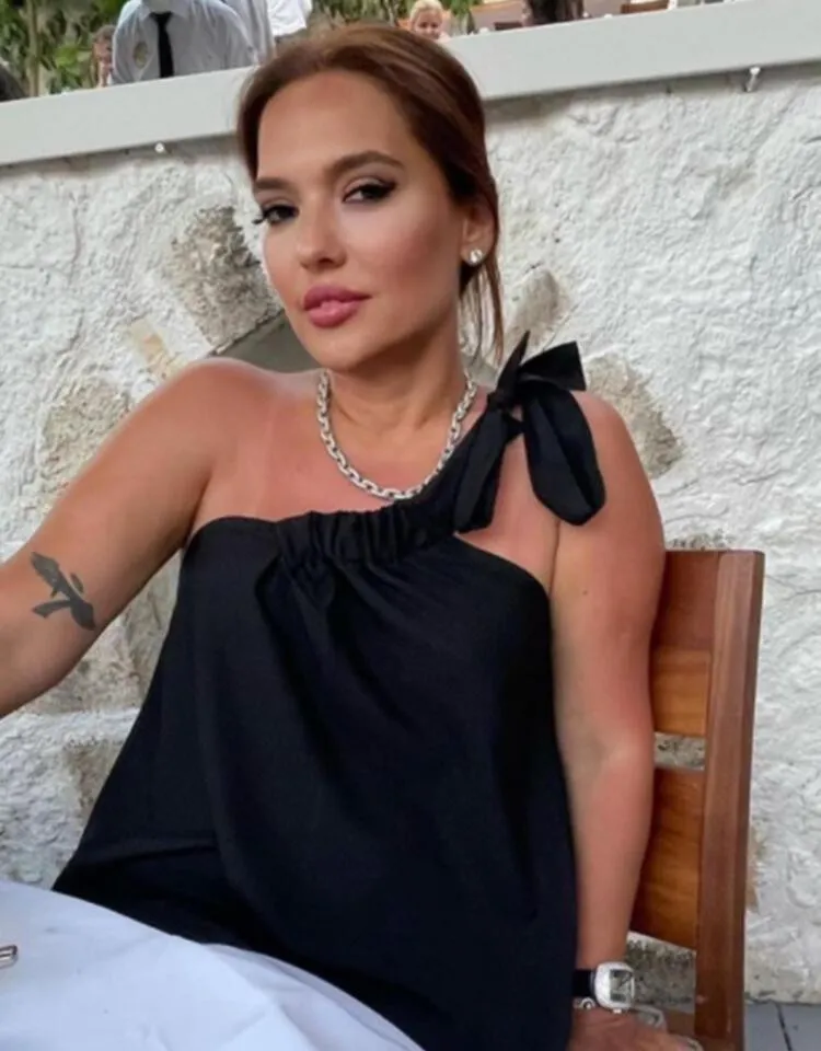 Demet Akalın Gündem Olan Fotoğraftaki Teyzeye Ulaştı: Döşemesi, Yatağı Bizden