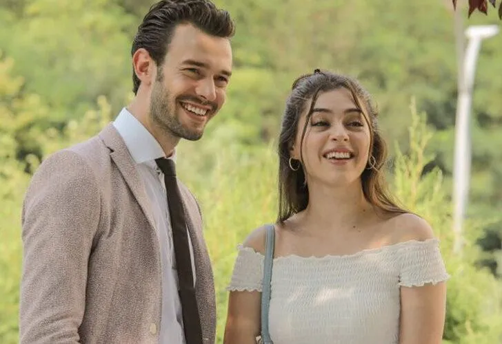 Baht Oyunu Dizisinin Yıldızları Aşk mı Yaşıyor?