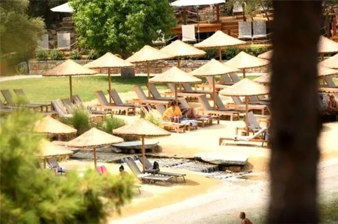 Masumlar Apartmanı Dizisi Oyuncusundan Plajda Bikini Değişimi