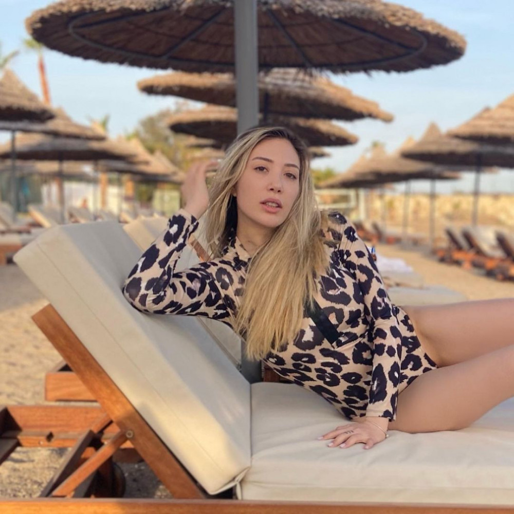 Yasmin Erbil Süper Mini Elbisesiyle Dudak Uçuklattı!