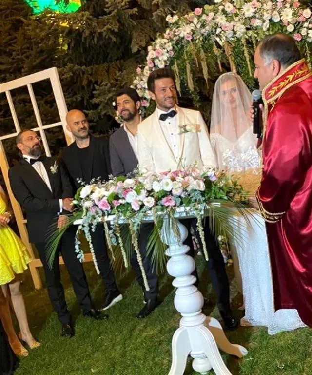 Hercai'nin Yıldızları Oya Unustası ile Ahmet Tansu Taşanlar Evlendi