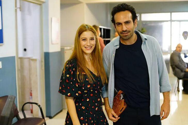 Hazal Kaya ve Buğra Gülsoy'un Dizisinden İlk Kareler!