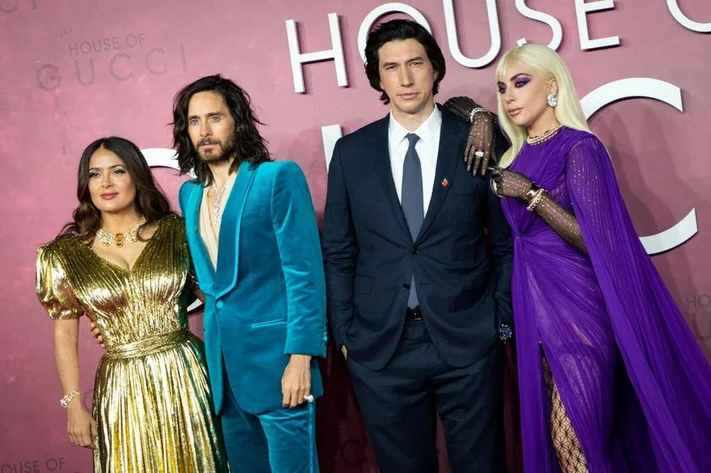 Lady Gaga Açıkladı: Salma Hayek ile Yakınlaştığımız Sahneler Kesildi