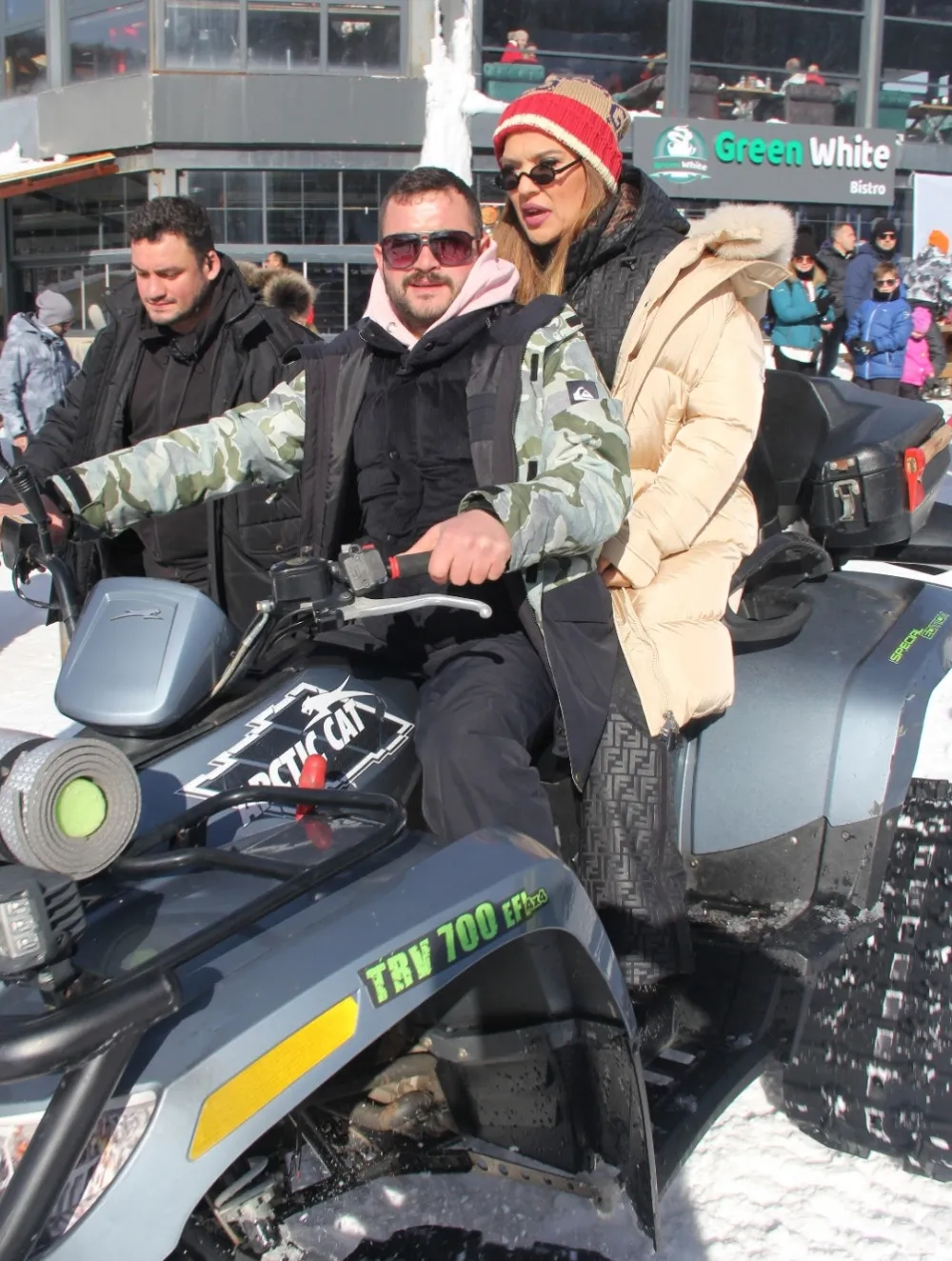 Demet Akalın Konser Alanına Kar Motoru ile Geldi!