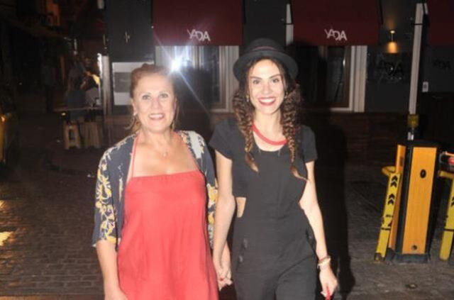 Şükran Ovalı'nın Üvey Kardeşi: Şükran Anneme Bakmıyor