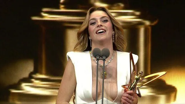 Yasmin Erbil Dekolteli Paylaşımıyla Melis Sezen'e Gönderme Yaptı