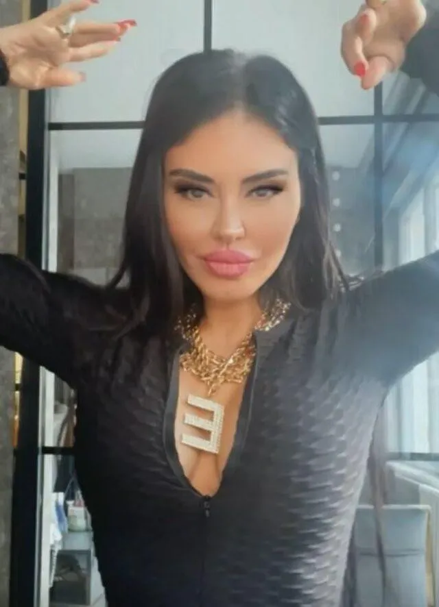 Ebru Polat'ın Transparan Tulumu ile Dans Videosu Gündemi Sarstı