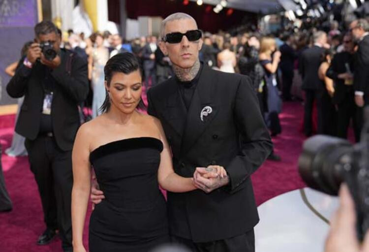 Kourtney Kardashian ve Travis Barker Kırmızı Halıda Aşka Geldi!