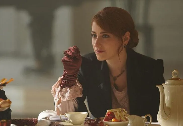 Hazal Kaya'nın Gala Kombini Gündeme Oturdu: Düğmen Açık Kalmış
