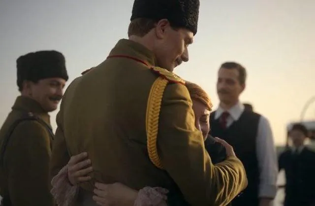 O An Herkesi Ağlattı: Hazal Kaya'nın Atatürk'e Sarıldığı Sahne Gündem Oldu