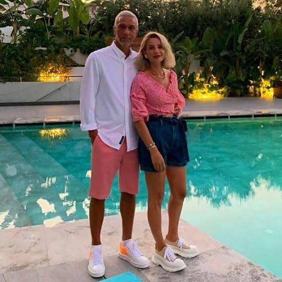 Esra Erol ve Eşi Ali Özbir'den Romantik Haftasonu Pozu